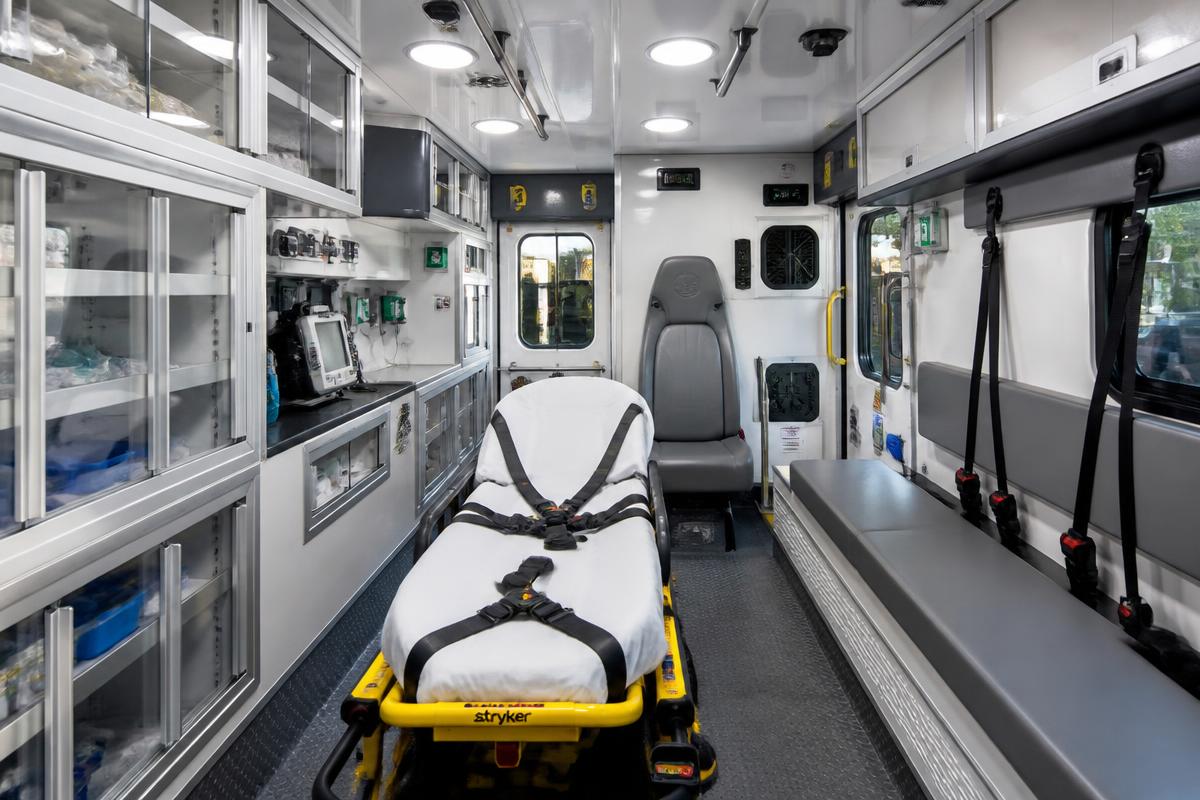 Wnętrze ambulansu transportowego z noszami